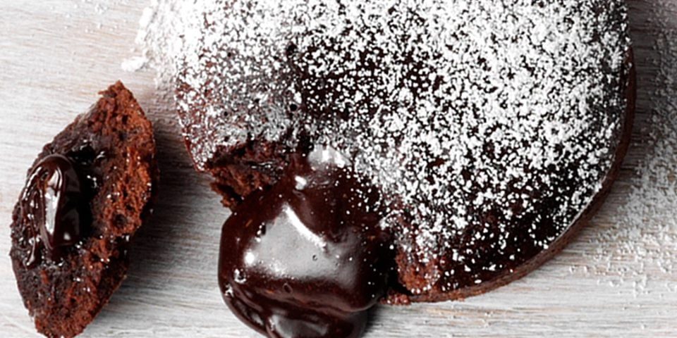 Eggless Molten Lava Chocolate Cake | bakewithlove